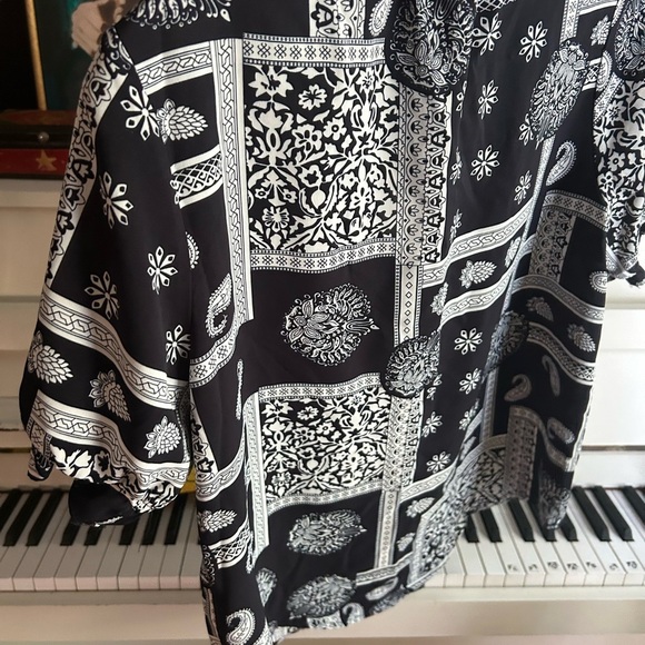 Fun 2 Fun Black and White Patterned Blouse Small - Picture 13 of 16